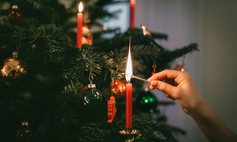 Brennende Kerzen am Weihnachtsbaum | ©  Getty Images / golero