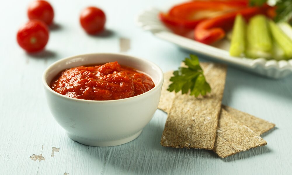 Tomatenaufstrich in einem Glas. | © Getty Images / Mariha-kitchen