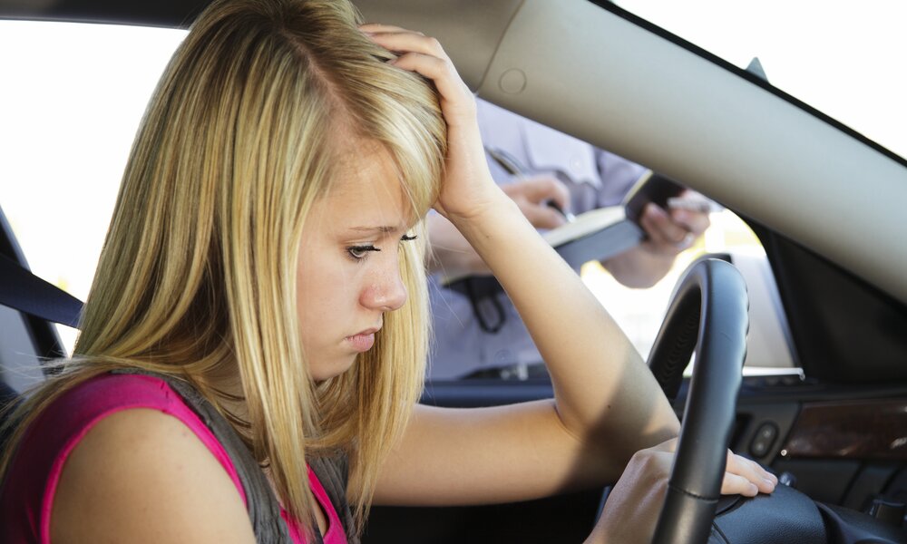 Frau bei Verkehrskontrolle | ©  Getty Images / RichLegg