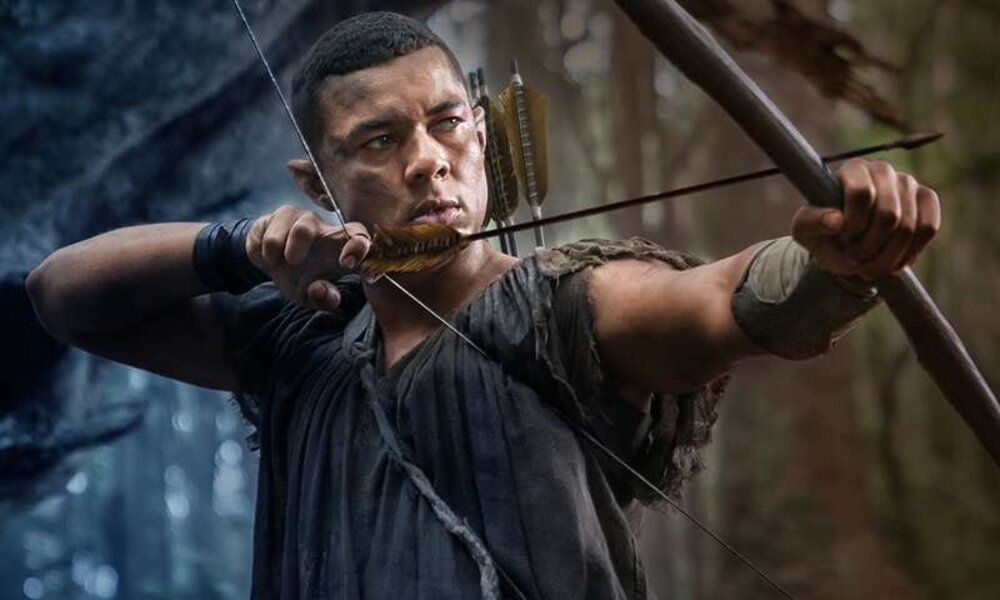 Elf mit Pfeil und Bogen | © Amazon Studios/Prime Video