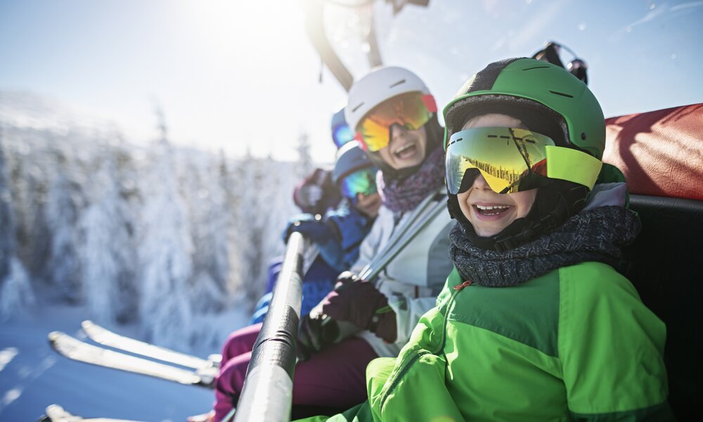 Familie im Skilift | ©  Getty Images / Imgorthand