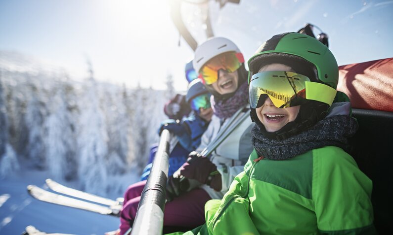 Familie im Skilift | ©  Getty Images / Imgorthand