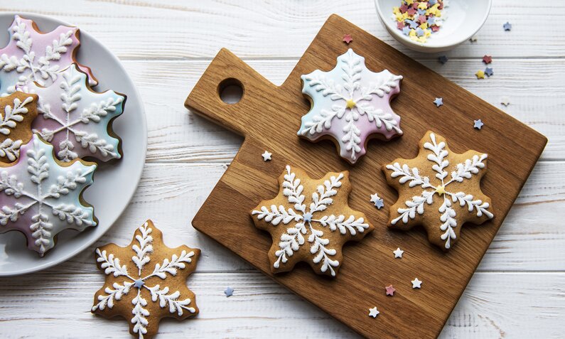 Verzierte Kekse im Schneeflocken-Design. | © Getty Images / Almaje