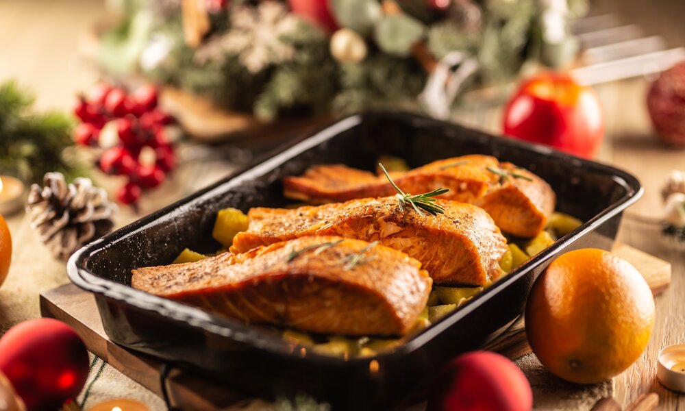 Lachsfilet-Stücke in Ofenform in weihnachtlicher Atmosphäre. | © Getty Images / SimpleImages