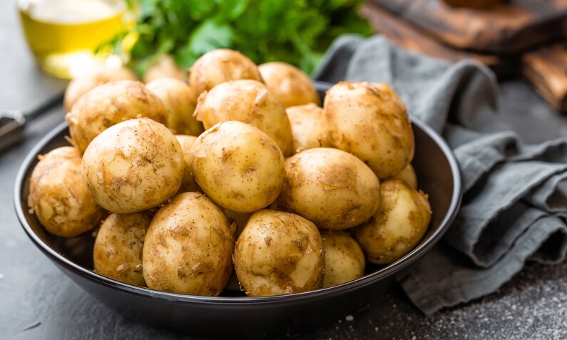 Kartoffeln in Schale in Küche. | © Getty Images / YelenaYemchuk