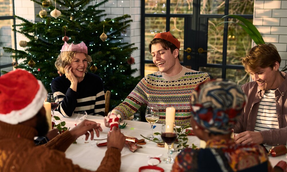 Freunde und Familie feiern Weihnachten | ©  Getty Images / 10'000 Hours