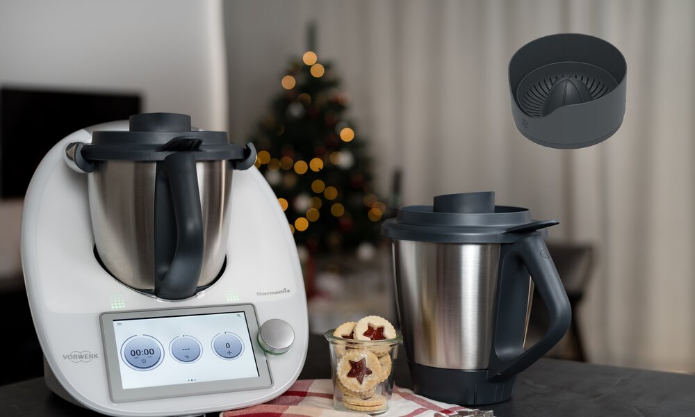 Thermomix TM6 auf Anrichte daneben Entsafter-Aufsatz. | © Vorwerk / Amazon