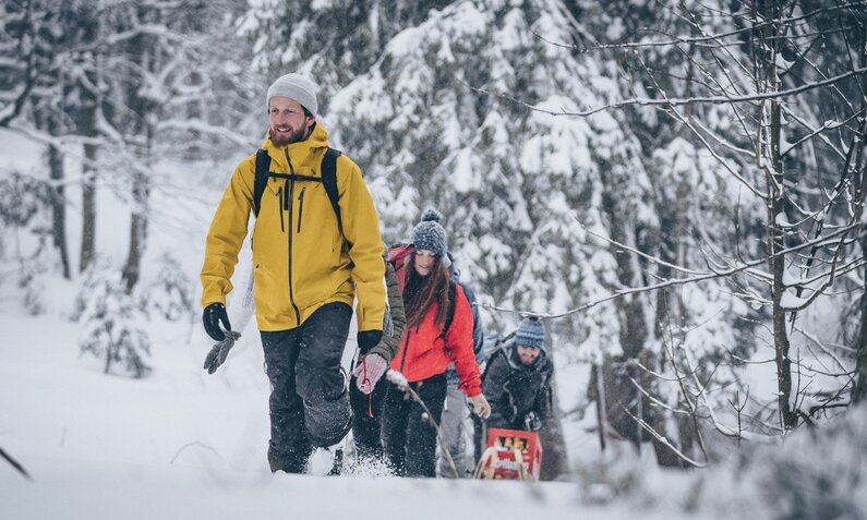 Familie wandert durch den Schnee | ©  Getty Images / AscentXmedia