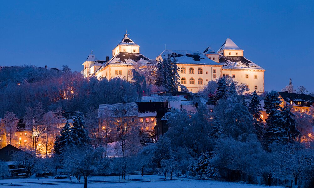 Schloss Augustusburg im verschneiten Erzgebirge in Sachsen. | © Imago