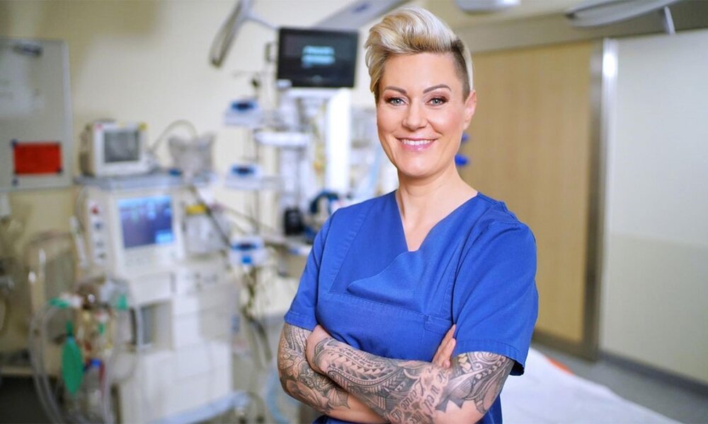 Mit Herz, Hirn und Humor vermittelt die Rettungsärztin Dr. Carola Holzner Medizinwissen. | © RTL