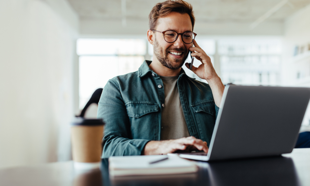 Mann telefoniert im Büro | ©  Getty Images / JLco - Julia Amaral