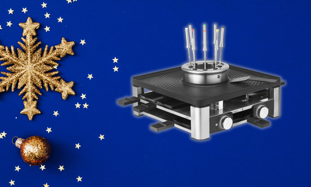 Raclette-Gerät von WMF vor weihnachtlichem Hintergrund | © Amazon