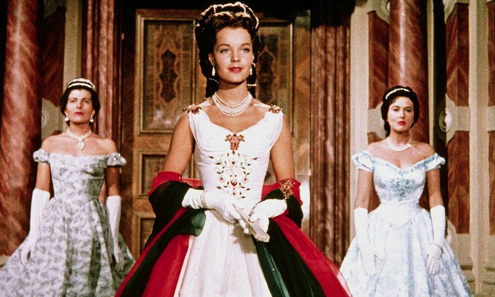 Romy Schneider als Elisabth von Österreich im prächtigen Kleid mit  Co-Stars in einer Szene aus der "Sissi"-Film-Trilogie. | © ARD Degeto