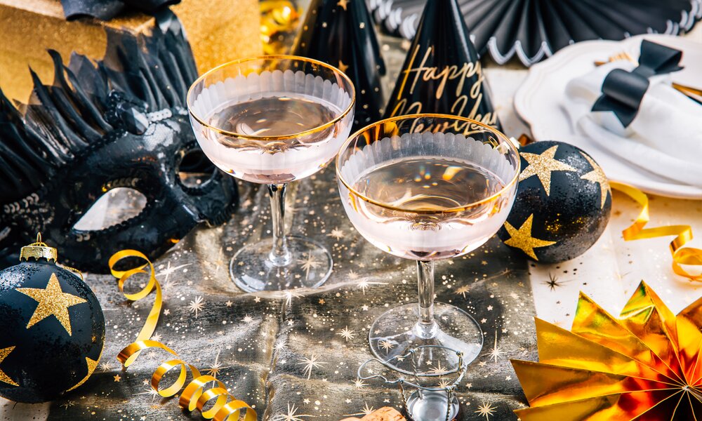 Zwei Champagner in Glas in Silvester-Atmosphäre. | © Getty Images / brebca