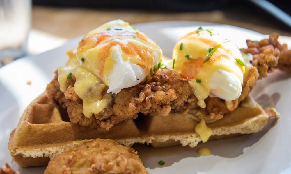 Rustikale Waffel belegt mit Hack und pochierten Eiern. | © Getty Images / Sergio Amiti