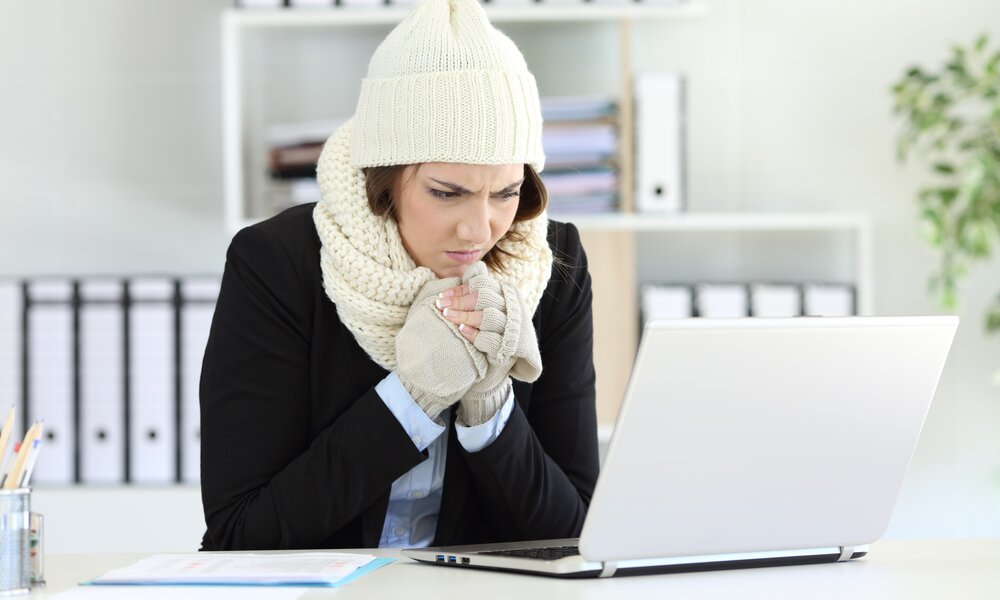 Frau friert im Büro  | ©  Shutterstock / Antonio Guillem