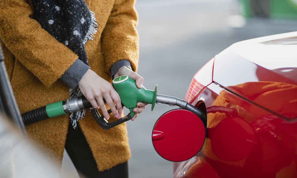 Günstig tanken | © Getty Images/SolStock