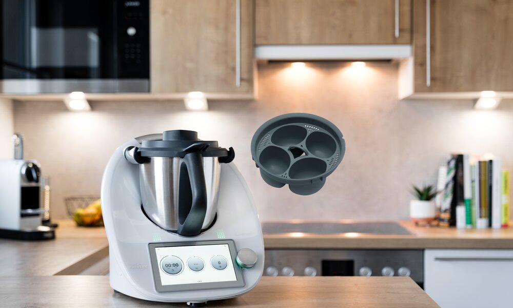 Thermomix auf Küchentresen, daneben Eiereinsatz. | © Vorwerk 