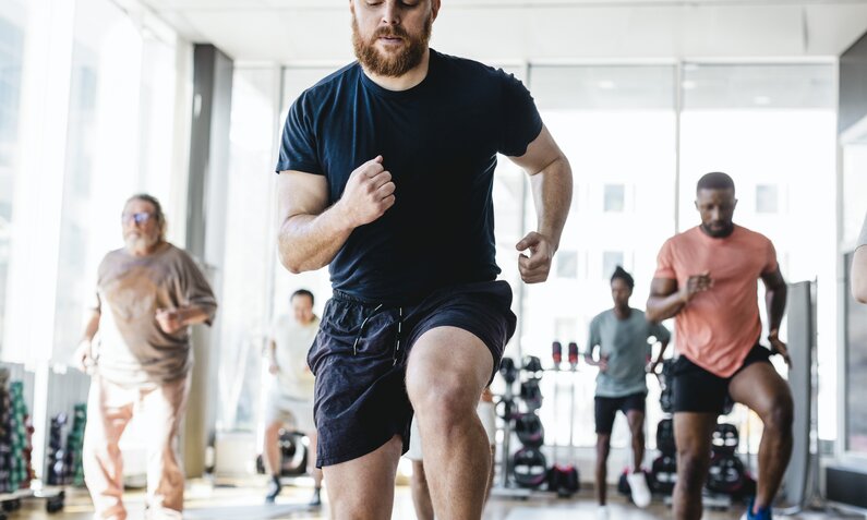 Männer trainieren im Fitnessstudio | ©  Getty Images / Maskot