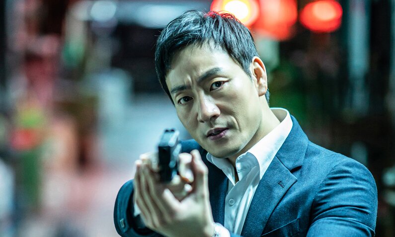 Park Hae-soo  mit Waffe im Anschlag in einer Szene des Netflix-Films "Yaksha: Ruthless Operations" | © Netflix/jeongkyunghwa