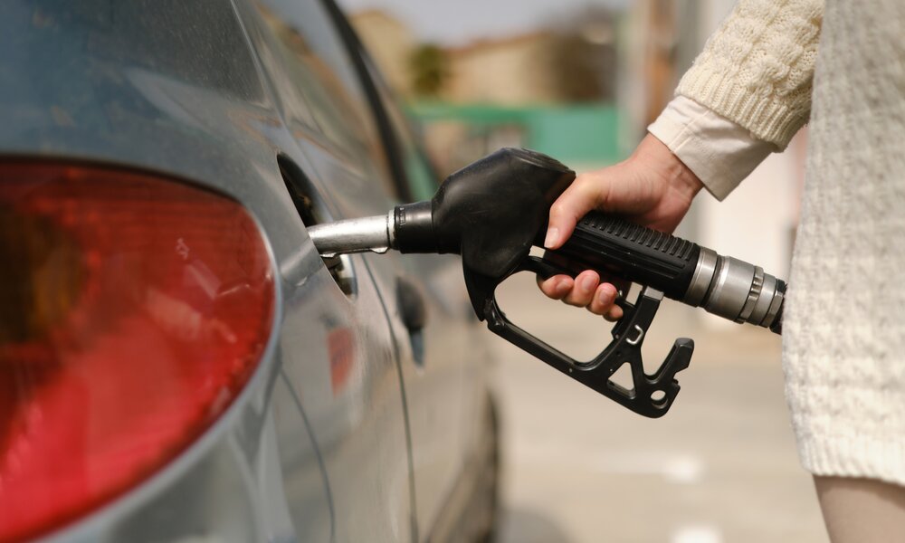 Auto wird getankt | ©  Getty Images / alvaro gonzalez