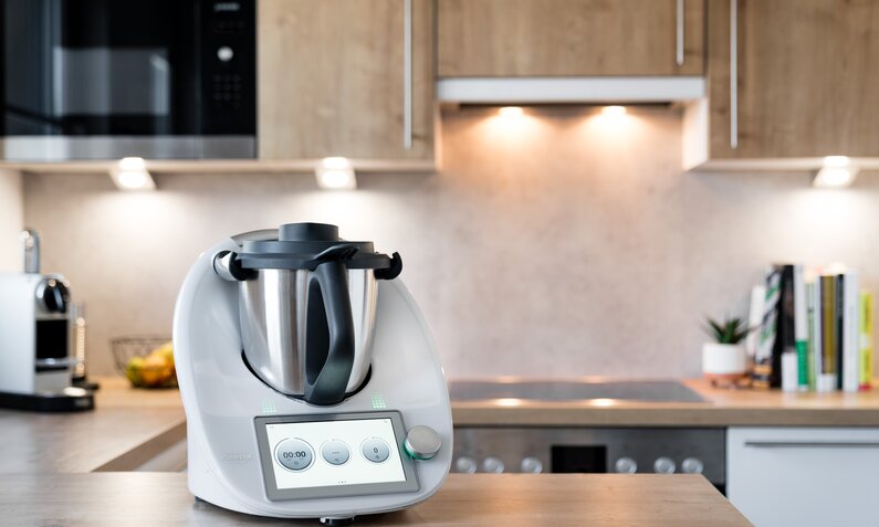 Thermomix TM6 auf Küchentresen von moderner Küche. | © Vorwerk