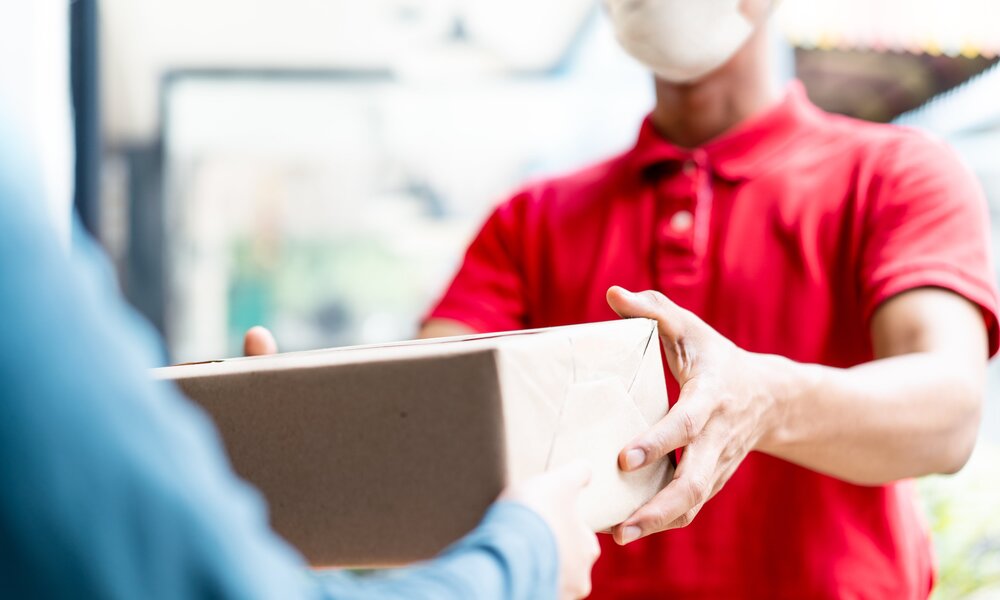 Paketbote bringt Paket | ©  Shutterstock / Hananeko_Studio