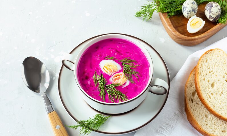 Rote-Bete-Suppe in weißer Suppenschüssel, garniert mit frischem Dill. | © Getty Images / 	Marina Gorevaya