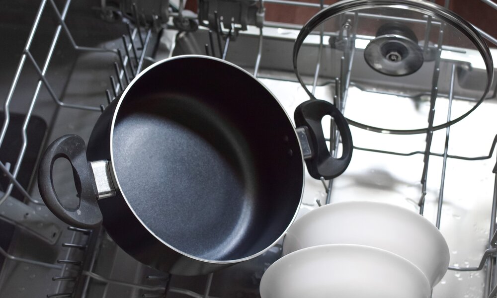 Topf in der Spülmaschine | ©  Shutterstock/ AntiD