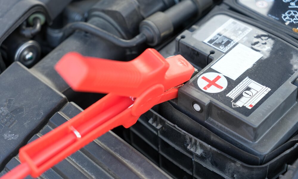 Autobatterie an Kabel | ©  Shutterstock/ PhotographyByMK