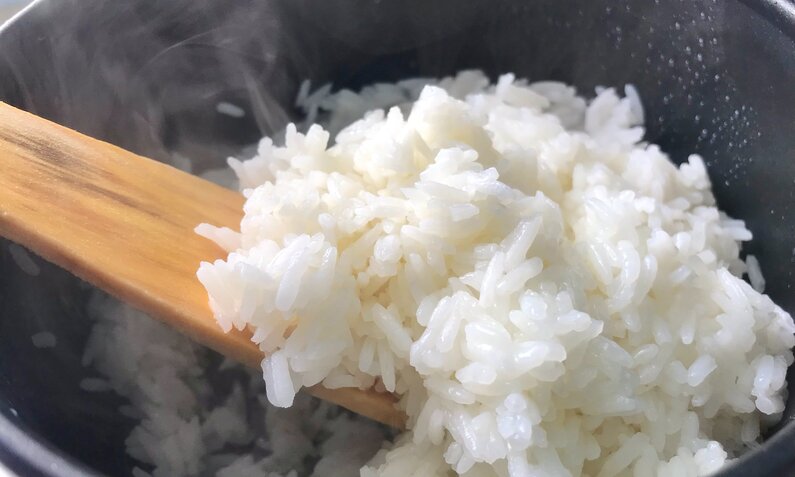 Gekochter Reis mit Löffel | ©  Shutterstock/ Bell Manchester