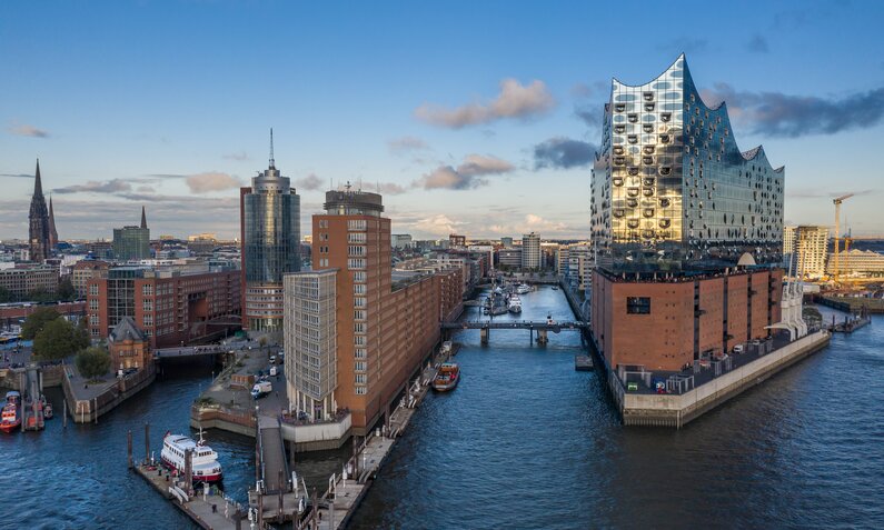 Hafenpanorama mit Elbphilharmonie Hamburg | ©  Shutterstock/ Canetti