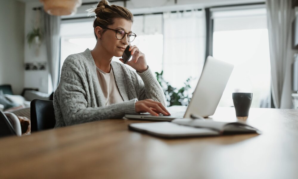 Frau sitzt am Laptop im Homeoffice | © Shutterstock/ MT-R