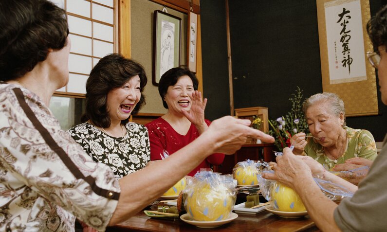 Ältere japanische Frauen trinken zusammen Tee | ©  Getty Images / David Sacks