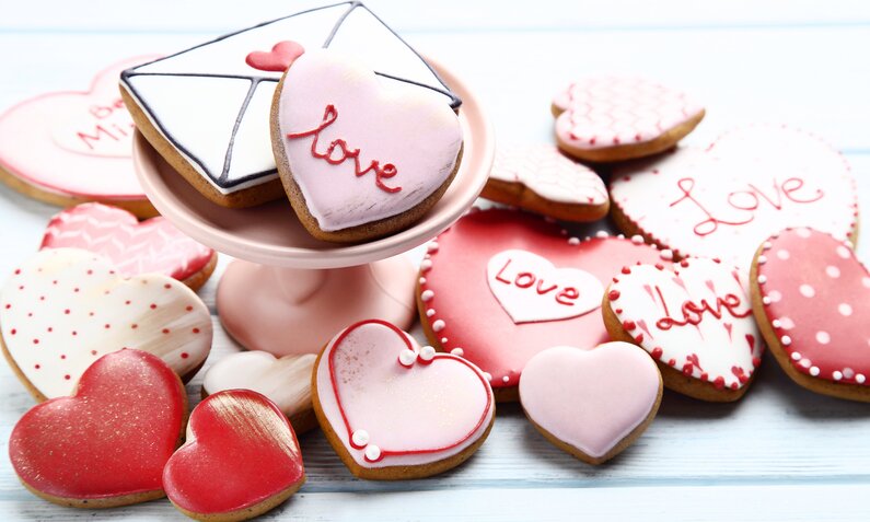 Verzierte Mürbeteig-Herzen mit rosa und weißem Zuckerguss. | © Getty Image / 	5second