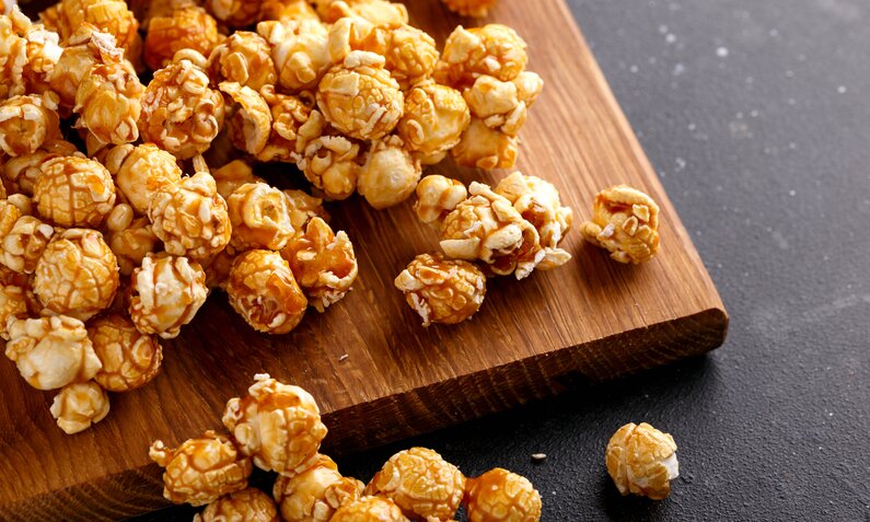 Karamellisiertes Popcorn in Nahaufnahme. | © Getty Images / 	Anna Grigorjeva