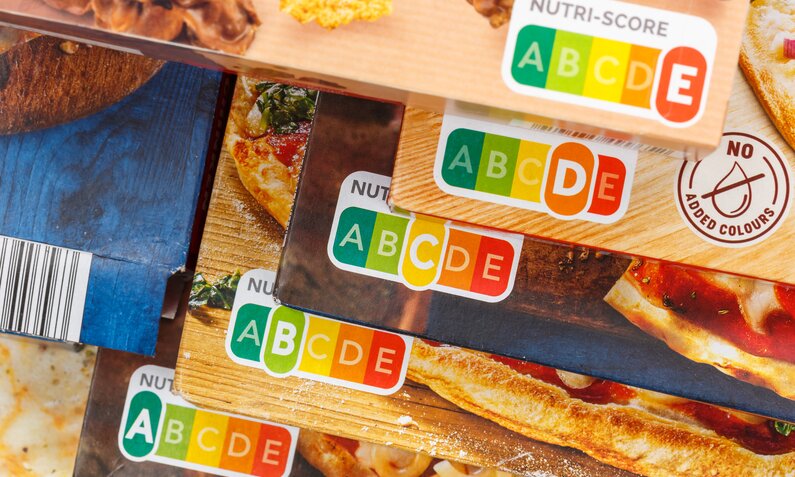 Nutri-Score-Farbscala auf Lebensmittel in Supermarkt. | © Getty Images / Boarding1Now
