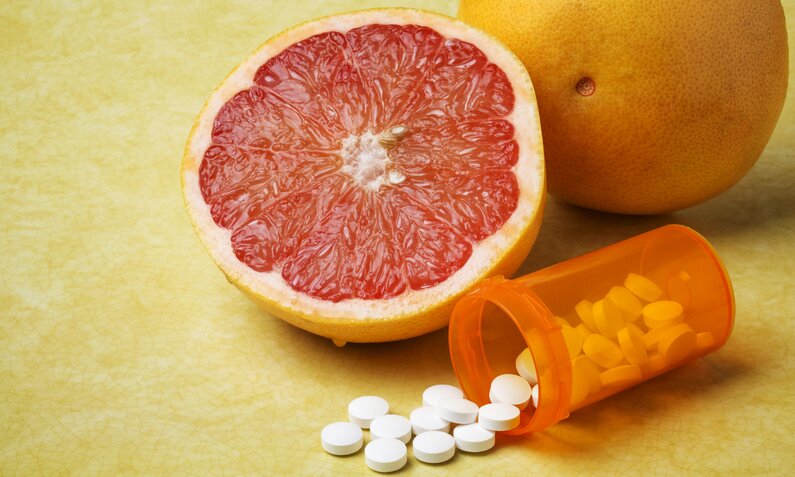 Grapefruit und Tabletten | ©  Getty Images / smartstock