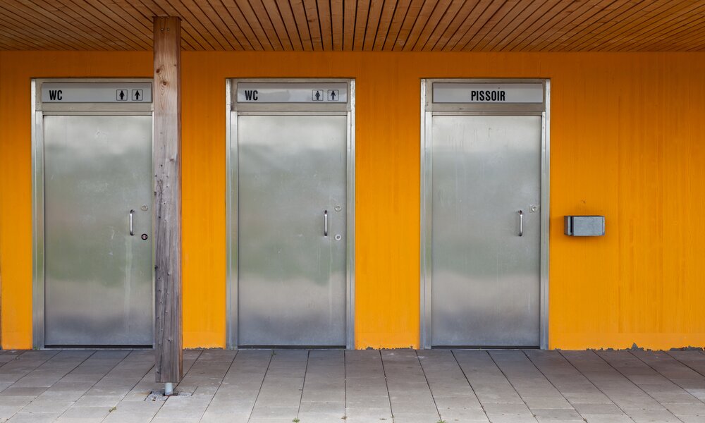 Raststätten-Toilette an einer deutschen Autobahn | ©  Getty Images / Kirill Rudenko