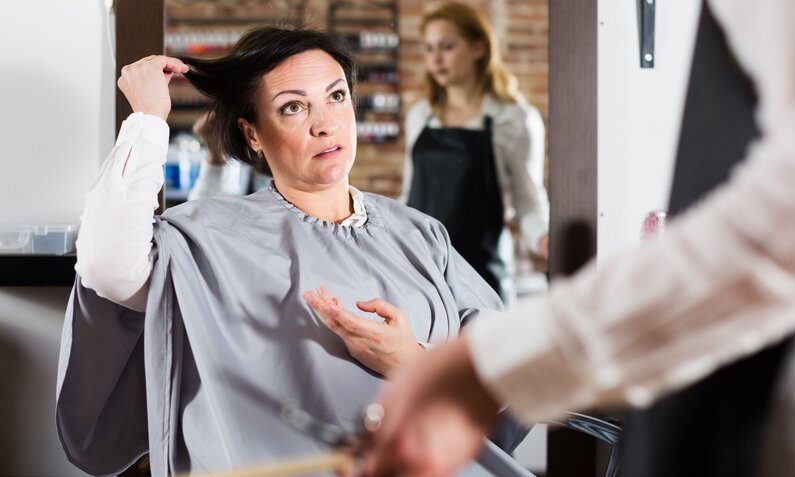Frau ist unzufrieden mit ihrem Haarschnitt | ©  Getty Images / JackF