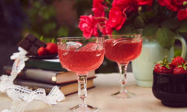 Rote Cocktails in einer Valentinstags-Szenerie | ©  Getty Images / NataliaAlkema