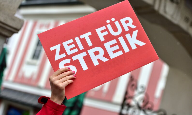 Schild mit dem Satz "Zeit für Streik" | ©  Getty Images / Spitzt-Foto