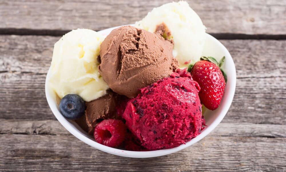 Verschiedene Eis- und Sorbetsorten in einer Schale | ©  Getty Images / Whitestorm