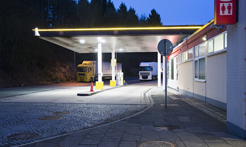 Raststätte/ Tankstelle an der Autobahn | ©  Getty Images / Joos Mind