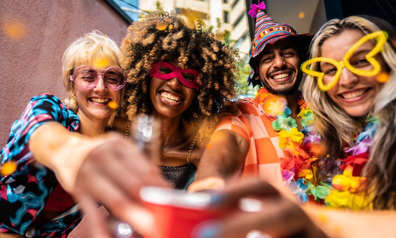 Verkleidete Freunde feiern ausgelassen Karneval | ©  Getty Images/ FG Trade