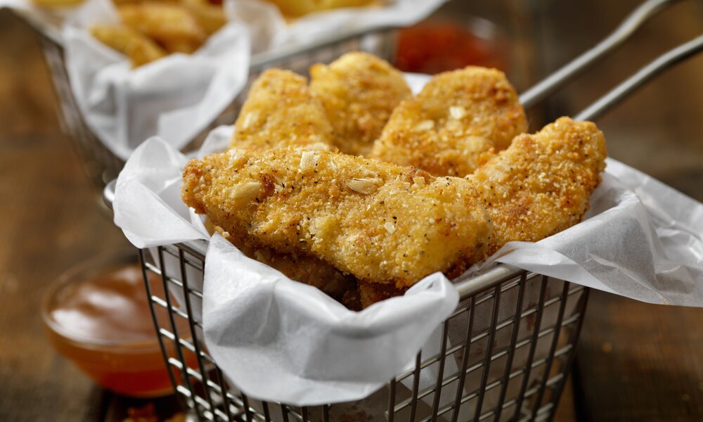 Hähnchen-Nuggets in Körbchen. | © Getty Images / LauriPatterson
