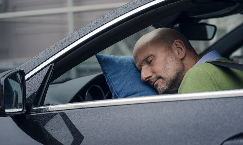 Mann schläft im Auto | ©  Getty Images / Westend61