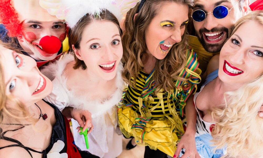 Freunde feiern in Kostümen	 | ©  Getty Images / kzenon