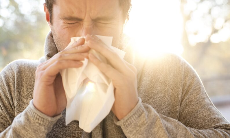 Mann schnäuzt sich die Nase | ©  Getty Images / SCIENCE PHOTO LIBRARY