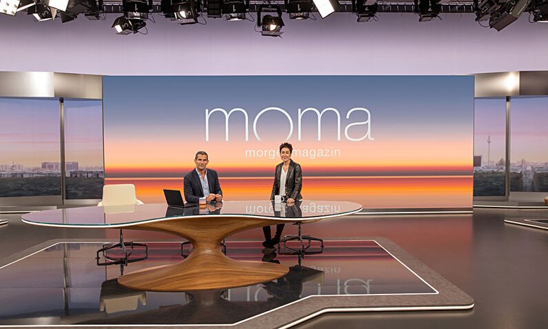 Zwangsurlaub für Dunja Hayali und Mitri Sirin beim „ZDF-Morgenmagazin“. | © ZDF